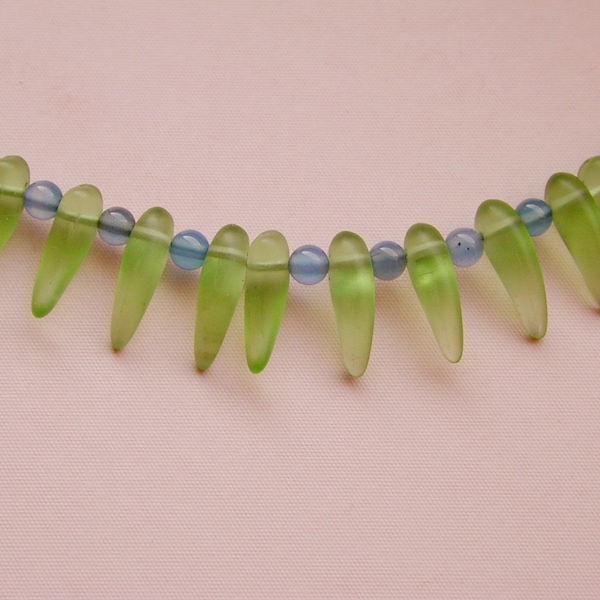 Ungewöhnliche Halskette aus Glas in Grün und Blau.