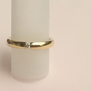 Bague en or jaune avec un diamant serti en forme d'anneau de tension, bague minimaliste, bague de fiançailles, or jaune poli, solitaire,