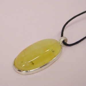 Ciondolo con pietra gialla su collana, con ovale serpentino in taglio cabochon,