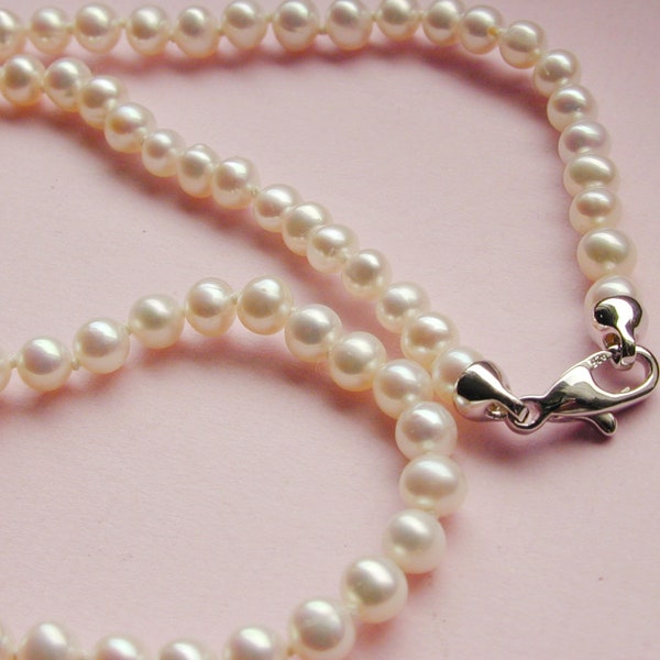 Weiße Perlenkette, Süßwasserperlen 4,5 mm schöner Verschluss Silber, 45cm lang, Perlenjoker