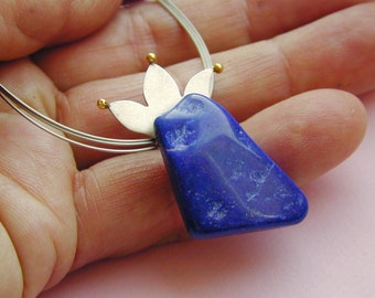 Ungewöhnlicher Anhänger mit unregelmäßigem Lapis Lazuli auf flexiblem Halsreif, Unikat, in Silber mit Goldkügelchen auf der Krone, Muttertag