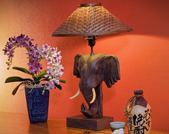 Houten tafellamp olifantslamp 62 x 40 cm | Massief houten lamp met olifantenkop en bamboe lampenkap