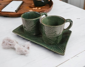 Keramik Kaffee Tee Tassen Set | Grünes Tassenset in Blatt-Maserung | 2 Tassen und ein Tablett