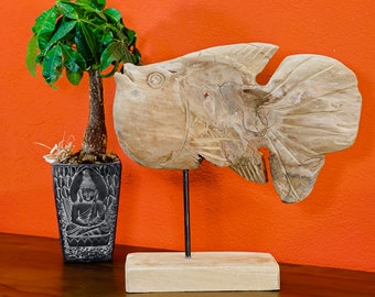 Wurzelholz Fisch Koi Skulptur | Ca. 45 cm Deko Objekt aus recyceltem Teak Holz mit Holz Sockel | Rustikale Dekoration aus Holz