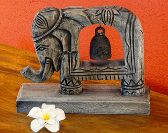 Holz Elefant Bronze Glocke | 25 cm Elefant, geschnitzt aus Holz mit Tempelglocke aus Thailand als dekorativer Aufsteller