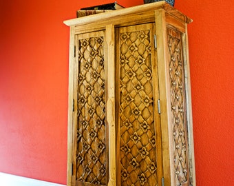 Mobile in legno massello di acacia intagliato dalla Thailandia | Cassettiera alta 100 cm con 2 ante + 2 ripiani realizzata in legno massello di Suar soggiorno camera da letto