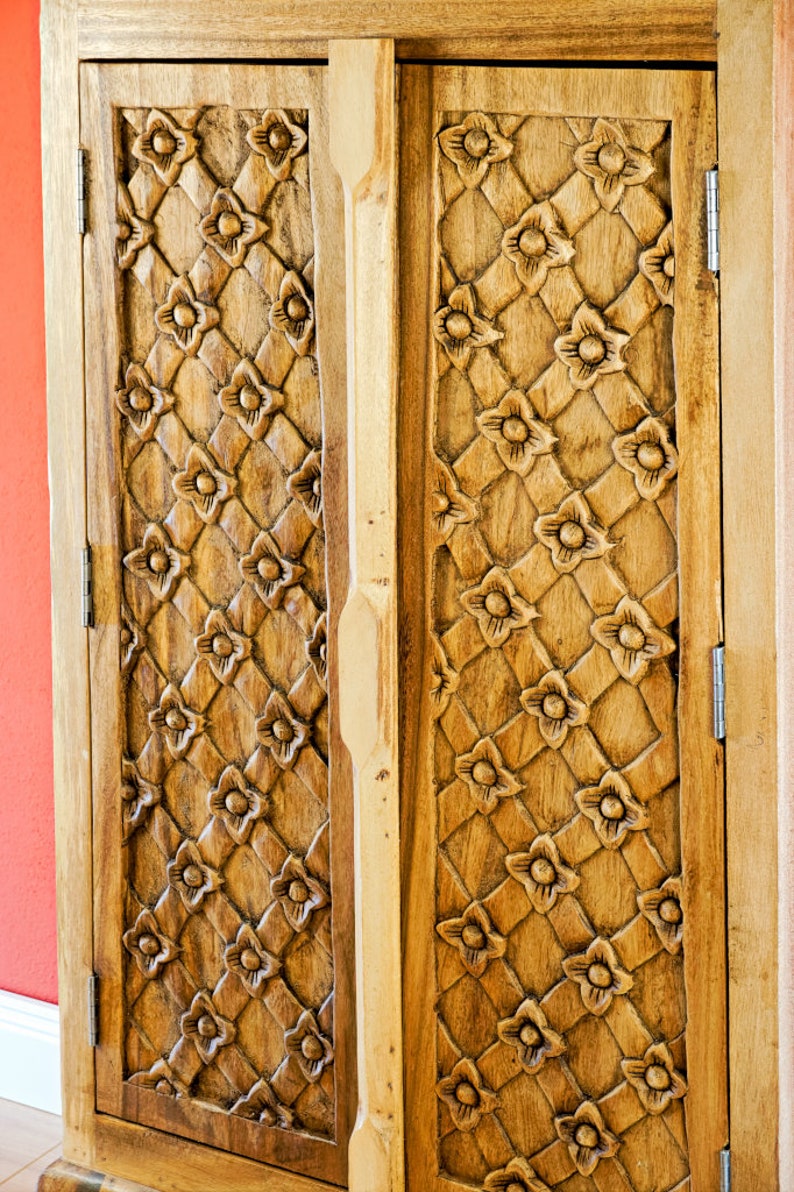 Akazie Massivholz Schrank geschnitzt aus Thailand 100cm hohe Kommode mit 2 Türen 2 Böden aus Suar Holz Massiv Schlafzimmer Wohnzimmer Bild 7