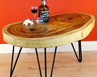 Massivholz Couchtisch aus einer Suar Holz Baumscheibe | 70 x 80 cm Wohnzimmer Holz Tisch mit Natur Baumkante und Holz oder Metall Beinen