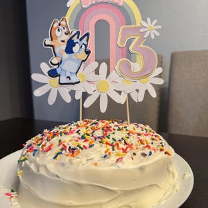 Decorazione per torta di compleanno &quot;Bluey&quot; per bambine - Nome ed età personalizzabili - Decorazione per il 3° compleanno con arcobaleno pastello e margherite - Decorazione per feste ispirata a &quot;Bluey&quot;