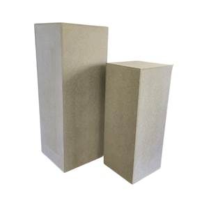 Peut inclure: Deux présentoirs rectangulaires. Le plus grand est droit, tandis que le plus petit est incliné. Les deux sont construits à partir d'un matériau brun clair et texturé, probablement du bois ou un composite. Les présentoirs sont sur fond blanc.