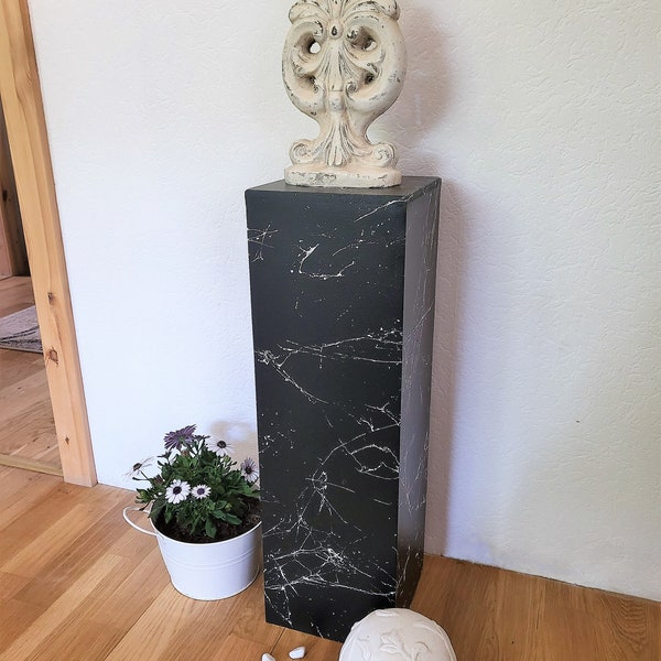 Wolkenstube Dekosäule schwarz Marmoroptik, Galeriesockel schwarz, Podest, Galeriesockel Marmor