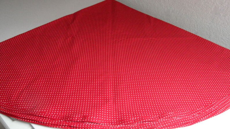 Tablecloth, round.. Red with white dots image 1