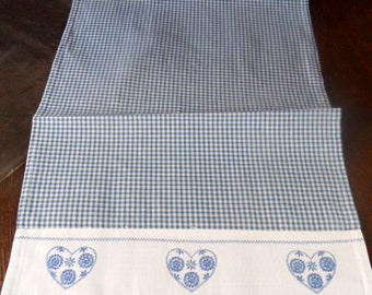 Blanc, bleu et chemin de table damier... Broderie « Coeur »