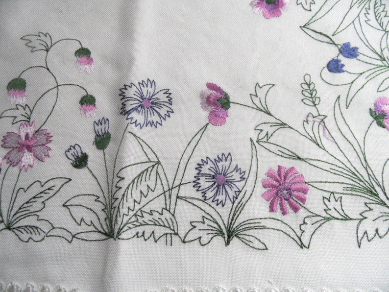Tischdecke, Mitteldecke...mit Stickerei lila Blume Bild 3