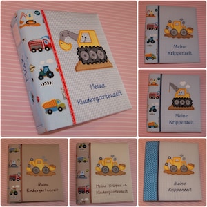 Könnte beinhalten: Sechs verschiedene blaue, braune und beige Stoffordner mit einem gelben Baufahrzeug-Design. Die Ordner haben den Text "Meine Krippenzelt" und "Meine Kindergartenzeit" auf sich.