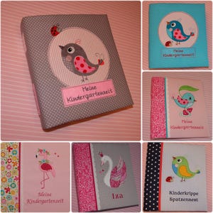 Könnte beinhalten: Sechs verschiedene farbige, mit Stoff bezogene Ordner mit gestickten Designs. Jeder Ordner zeigt ein anderes Tier, darunter einen Vogel, einen Schwan, einen Flamingo und einen Marienkäfer. Die Ordner tragen den Text "Meine Kindergartenzeit" und "Kinderkrippe Spatzennest".