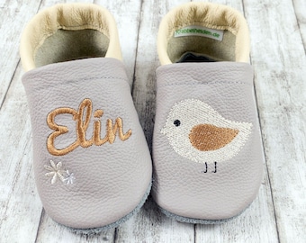 Krabbelschuhe mit Name bestickt mit einem Vogel aus Echtleder personalisiert