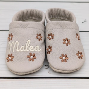 Kruipschoenen • Leren pantoffels in lichtgrijs met bruine bloemen geborduurd op echt leer - pantoffels van zacht leer