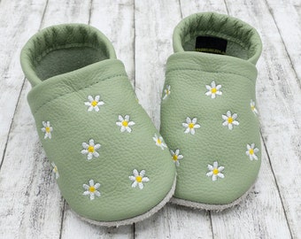 Krabbelschuhe Lederpuschen in dusty green mit Blümchen bestickt aus Echtleder