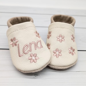 Krabbelschuhe • Lederpuschen in beige und camel mit rosa Blumen bestickt aus Echtleder -personalisiertes Geschenk - Hausschuhe für Kinder
