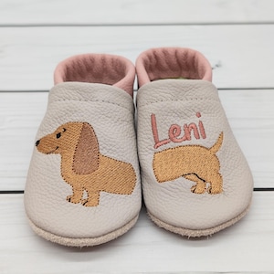 Chaussons bébé en cuir véritable, brodés d'un chien gris clair et rose, personnalisés avec un prénom – chaussons souples en cuir avec un teckel – idée cadeau pour bébé