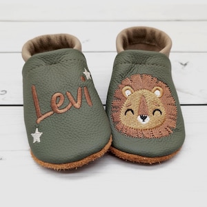 Krabbelschuhe mit Löwe in olivgrün bestickt mit Namen aus Echtleder - weiche Hausschuhe aus Leder - Geschenkidee Geburt und Taufe