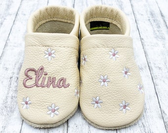 Krabbelschuhe Lederpuschen in beige mit Blümchen bestickt aus Echtleder mit Personalisierung für Babys und Kinder