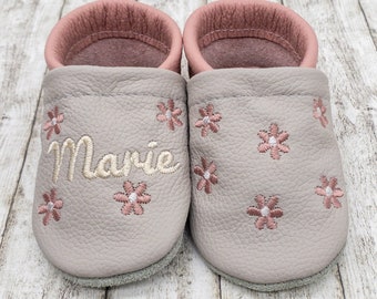 Krabbelschuhe • Lederpuschen in hellgrau mit rosa Blumen bestickt aus Echtleder personalisiertes Geschenk