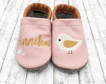 Crawling shoes, leather slippers embroidered with a bird and name made of real leather in old pink