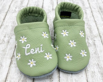 Krabbelschuhe Lederpuschen in dusty green mit Blümchen bestickt aus Echtleder