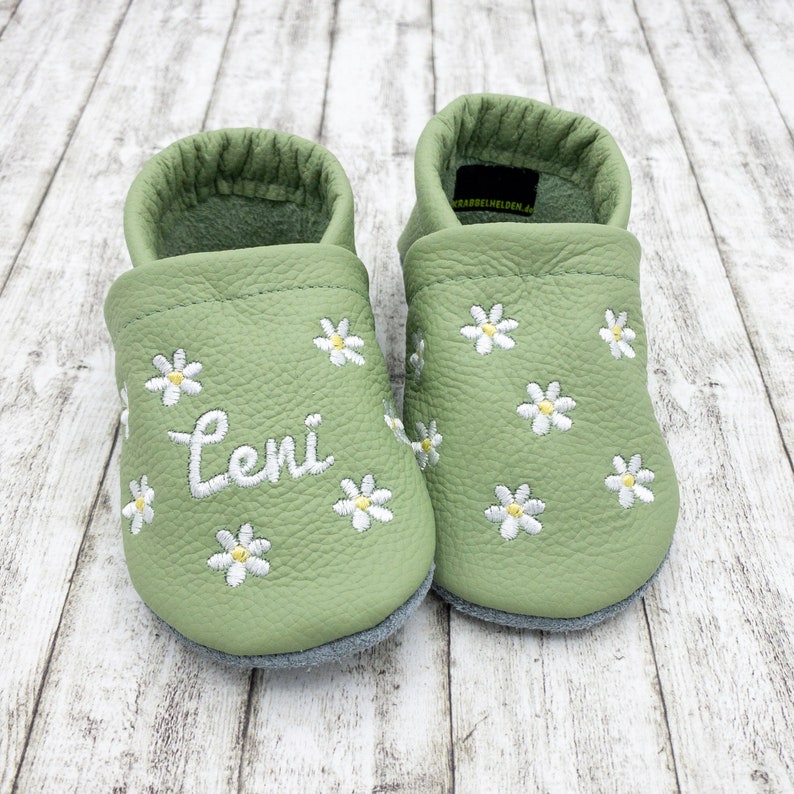 Krabbelschuhe Lederpuschen in dusty green mit Blümchen bestickt aus Echtleder Bild 1