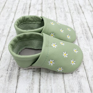 Krabbelschuhe Lederpuschen in dusty green mit Blümchen bestickt aus Echtleder Bild 4