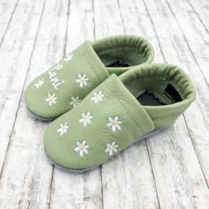 Krabbelschuhe Lederpuschen in dusty green mit Blümchen bestickt aus Echtleder Bild 2