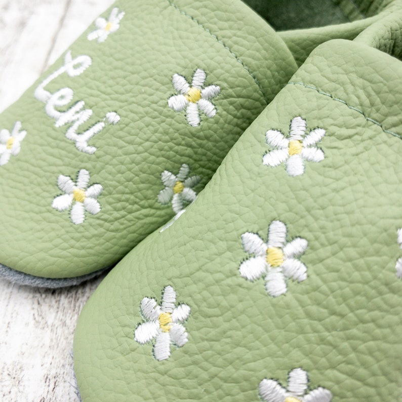 Krabbelschuhe Lederpuschen in dusty green mit Blümchen bestickt aus Echtleder Bild 3