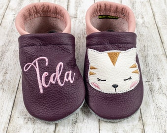 Chaussures d'éveil avec pantoufles en cuir de chat de couleur baie et nom brodé en cuir véritable