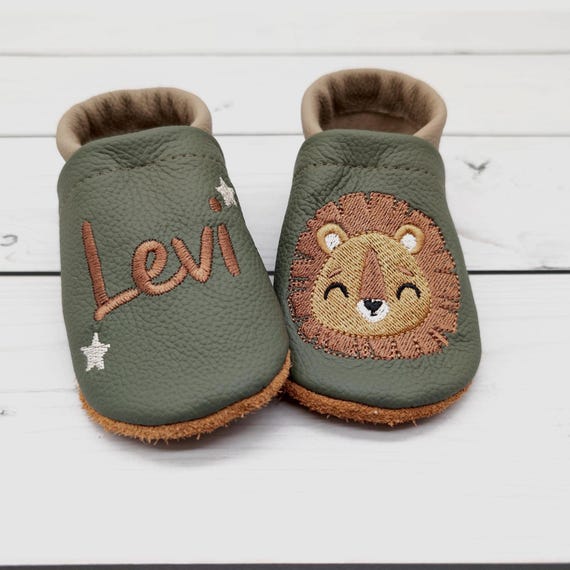 Krabbelschuhe mit Löwe in olivgrün bestickt mit Namen aus Echtleder - weiche Hausschuhe aus Leder - Geschenkidee Geburt und Taufe