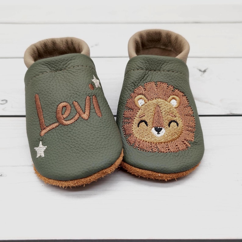 Krabbelschuhe in olivgrün, grün und brauch mit Löwe und Name bestickt. www.krabbelhelden.de