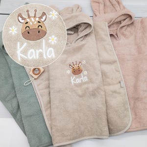 Badeponcho mit Giraffe und Name bestickt in 8 Farben - Geschenk für Kinder personalisiert