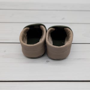 Krabbelschuhe in olivgrün, grün und brauch mit Löwe und Name bestickt. www.krabbelhelden.de