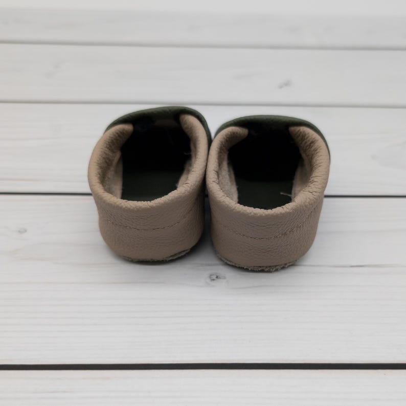 Krabbelschuhe in olivgrün, grün und brauch mit Löwe und Name bestickt. www.krabbelhelden.de