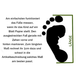 Text: Am einfachsten funktioniert Füße messen, wenn ihr das Kind auf ein Papier stellt. Den gestreckten Fuß gerade mit Zehen vorne und hinten markieren. Zum längsten Maß rechnest du max.1cm dazu und schaust in die Beschreibung, welches Maß passt.