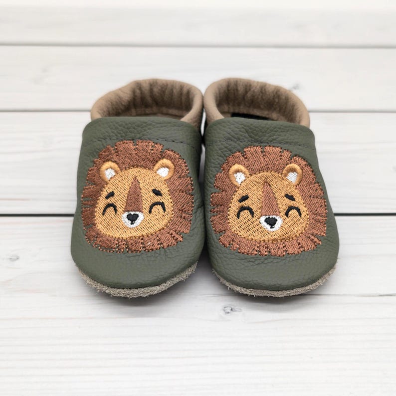 Krabbelschuhe in olivgrün mit Löwe von Krabbelhelden.
www.krabbelhelden.de