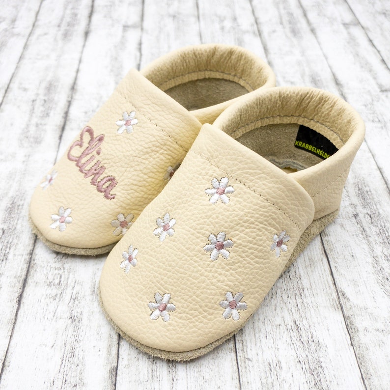 Krabbelschuhe Lederpuschen in beige mit Blümchen bestickt aus Echtleder mit Personalisierung für Babys und Kinder Bild 5