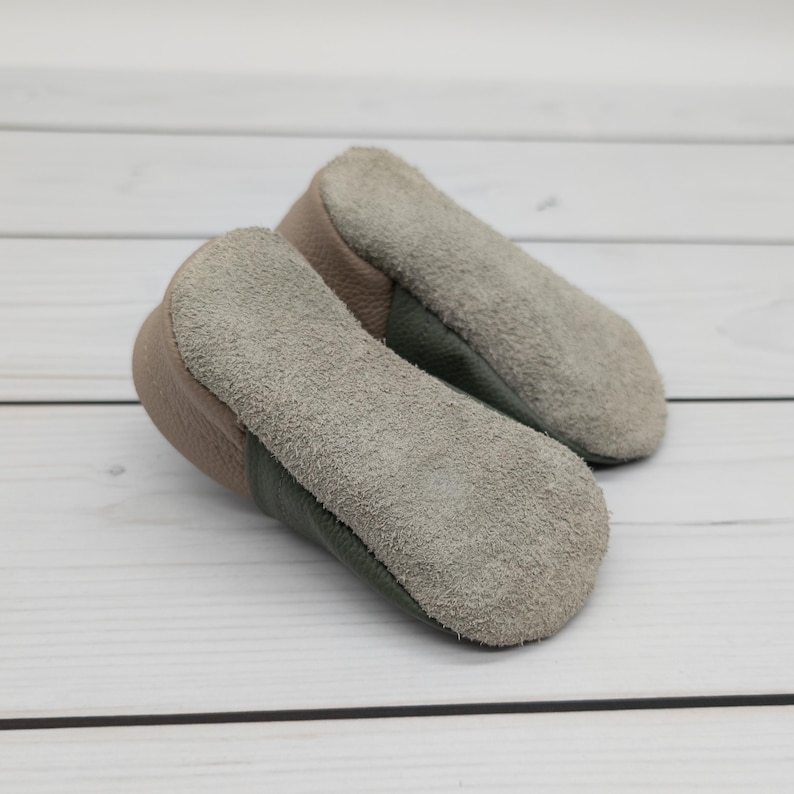 Krabbelschuhe in olivgrün, grün und brauch mit Löwe und Name bestickt. www.krabbelhelden.de