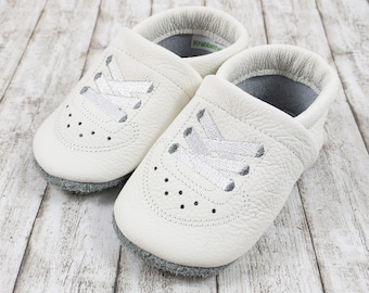 Krabbelschuhe in weiß mit optischer Schnürung aus Echtleder Babyschuhe