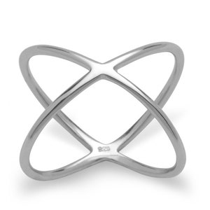 Könnte beinhalten: Ein silberner Ring mit einem Kreuz-Design. Der Ring ist aus Sterlingsilber und mit der Nummer "925" gekennzeichnet.