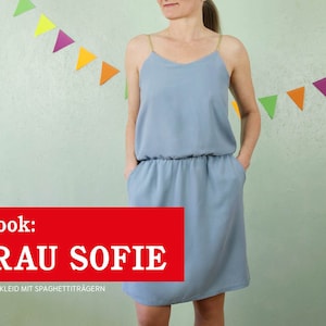 Op de afbeelding: Een lichtblauwe zomerjurk met spaghettibandjes en een getailleerde taille. De jurk heet "Frau Sofie" en wordt beschreven als een "Sommerkleid mit Spaghettiträgern".