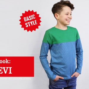Puede incluir: Un niño lleva una camisa de manga larga con bloques de color en verde, azul y blanco. La camisa tiene el texto "e-book: LEVI LANGARMSHIRT MIT COLOURBLOCKING" en la parte inferior. Un estallido de estrella roja con el texto "BASIC STYLE" está en la esquina superior derecha.