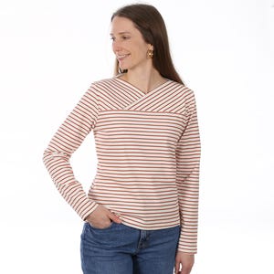 Könnte beinhalten: Ein langärmliges Shirt mit horizontalen Streifen in Creme und Rotbraun. Das Shirt hat einen Wickel-Ausschnitt. Das Oberteil ist aus einem weichen, bequemen Material gefertigt. Es ist ein lässiges Oberteil.