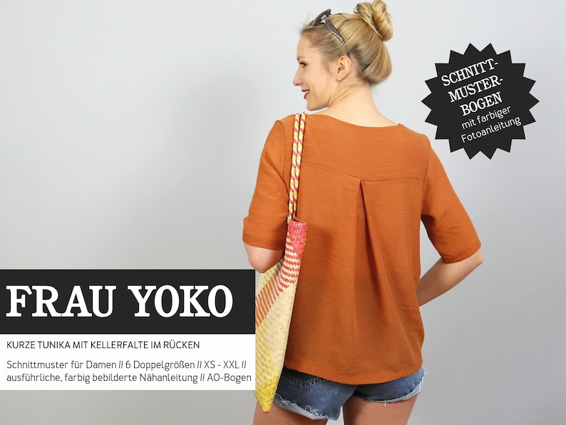 May include: A woman wearing a rust-colored tunic with a back pleat and denim shorts. She is holding a colorful woven tote bag. The text "FRAU YOKO" is in a black box at the bottom of the image. The text "KURZE TUNIKA MIT KELLERFALTE IM R&Uuml;CKEN" is below the black box. The text "Schnittmuster f&uuml;r Damen // 6 Doppelgr&ouml;&szlig;en II XS - XXL II" is below the previous text. The text "ausf&uuml;hrliche, farbig bebilderte N&auml;hanleitung // AO-Bogen" is below the previous text. The text "SCHNITT-MUSTER-BOGEN" is in a black starburst shape in the upper right corner of the image. The text "mit farbiger Fotoanleitung" is below the starburst.